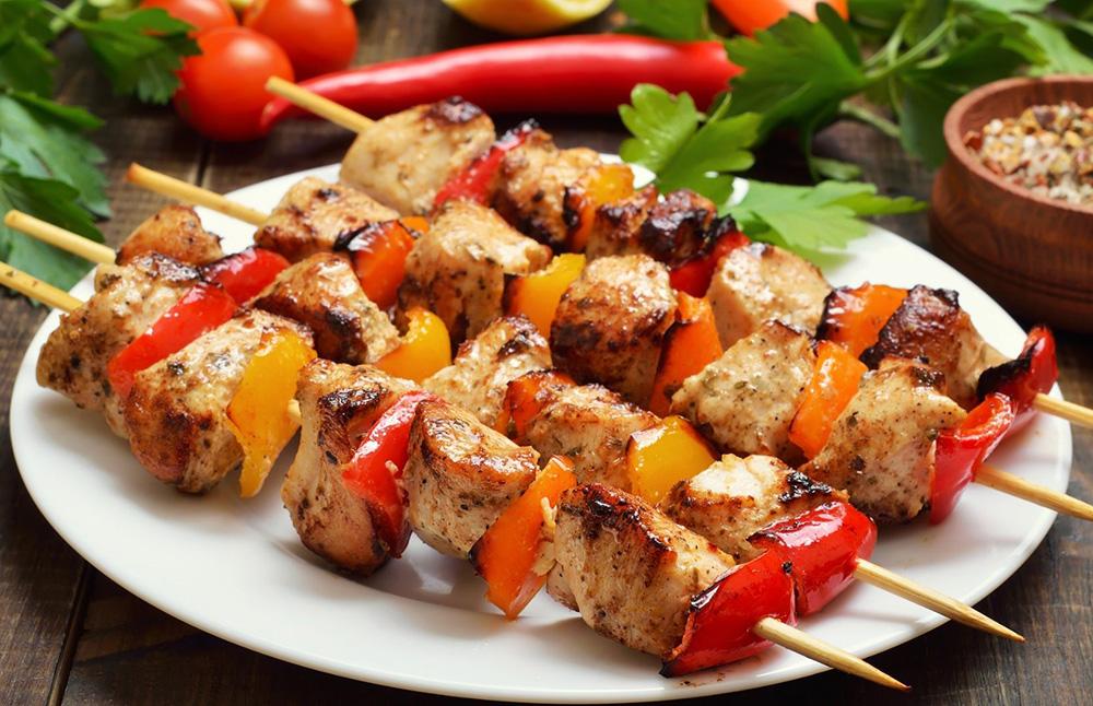 بألذ خلطة وتتبيلة سرية أعملي الشيش طاووق على أصوله بكل أسراره