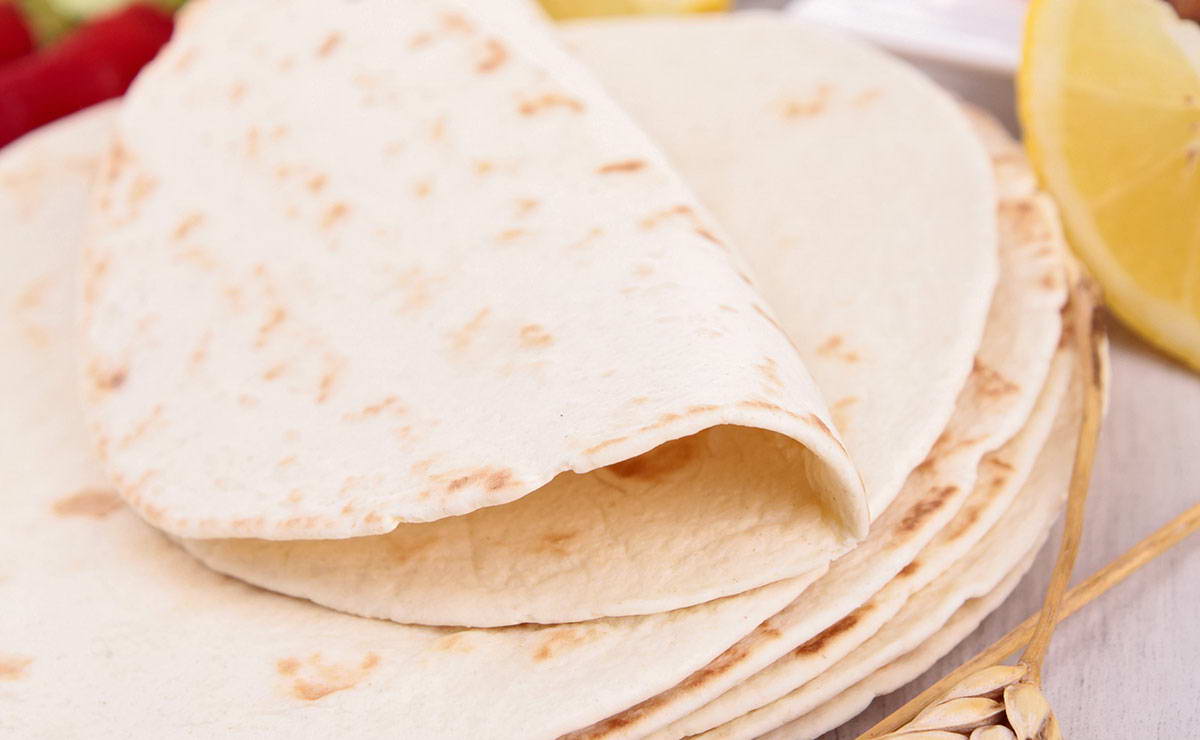 أصنعي خبز التورتيلا في المنزل بمكونات سهلة وسريعة مثل الجاهز