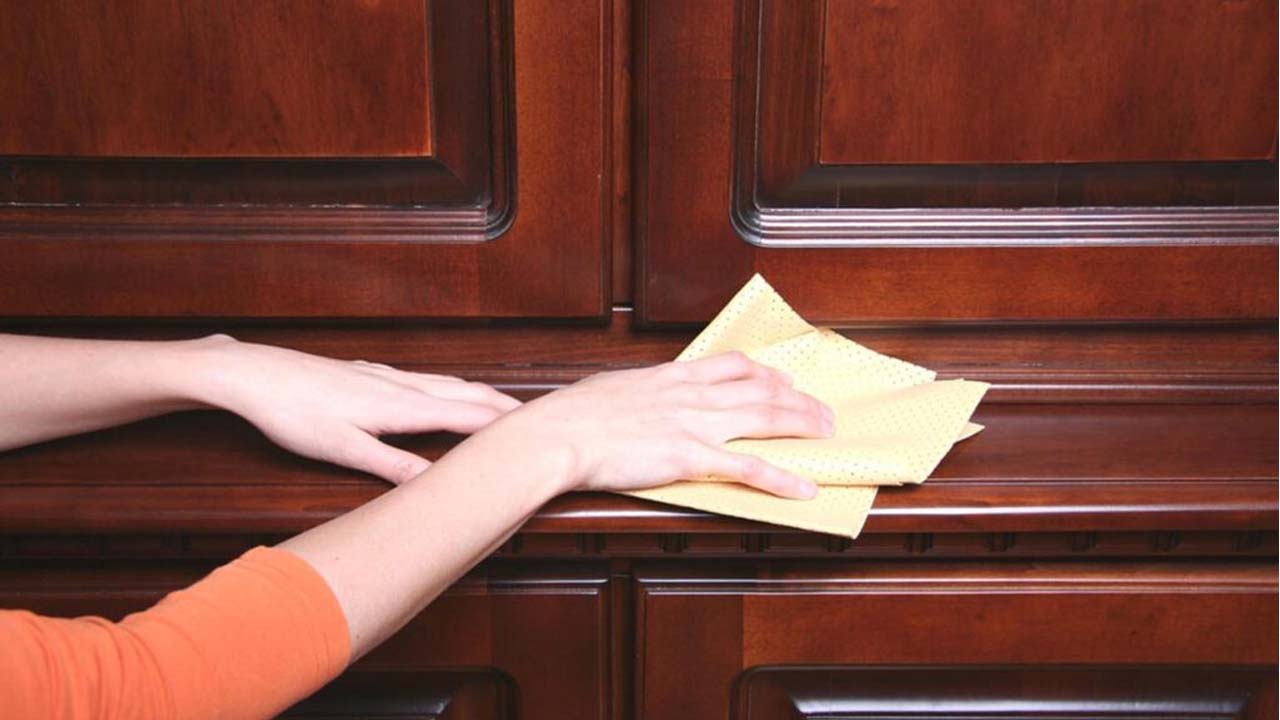 لأثاث كالعروس.. طريقة تلميع الخشب بمكونات طبيعية وإعادة رونقه كالجديد 5 لأثاث كالعروس.. طريقة تلميع الخشب بمكونات طبيعية وإعادة رونقه كالجديد