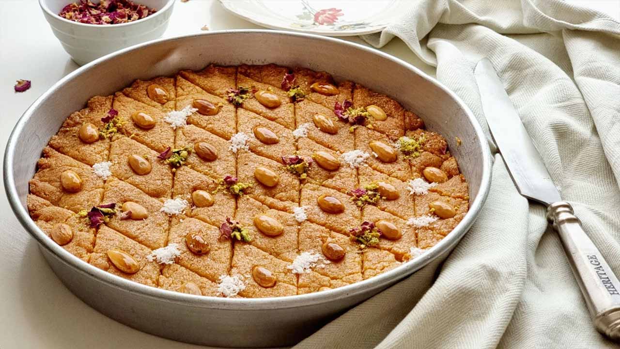 مرمله وتذوب في الفم.. طريقة عمل البسبوسة بالزبادي وجوز الهند بكل اسرار الحلواني لطعم خيالي