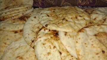 طريقة عمل العيش البلدي المرحرح بدون رح ولا مطرحة مثل المخابز