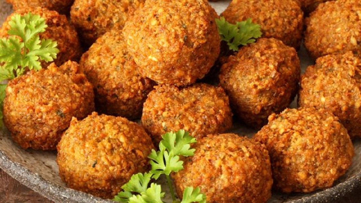 طريقة عمل الفلافل البيتي (الطعمية) علي أصولها في المنزل بخطوات بسيطة