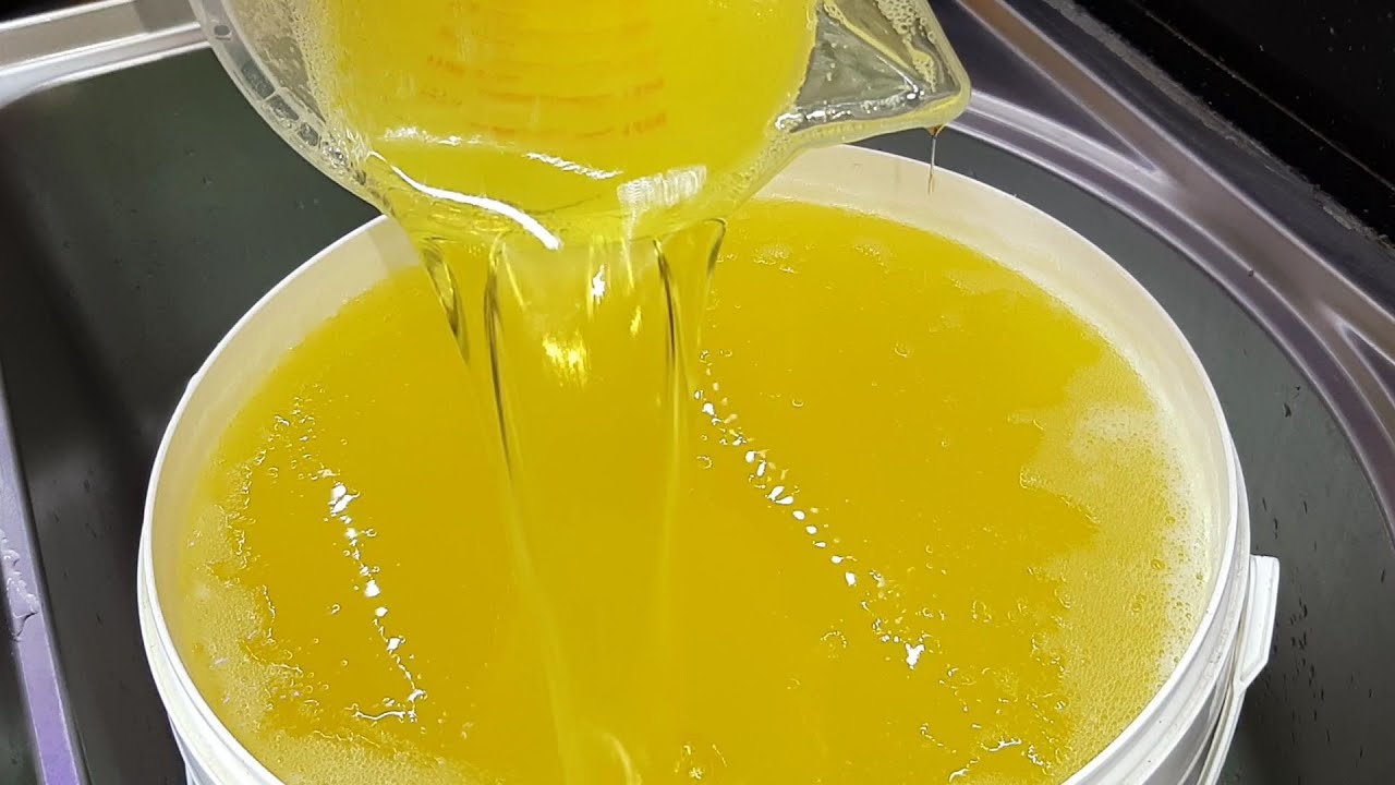 وفري ودبري.. طريقة تحضير الصابون السائل بقوة الليمون من الزيت المستعمل.. طريقة هتبهرك بجد!! 5 وفري ودبري.. طريقة تحضير الصابون السائل بقوة الليمون من الزيت المستعمل.. طريقة هتبهرك بجد!!