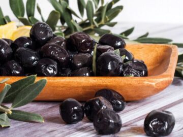 طريقة عمل الزيتون الأسود في البيت بكل أسراره وبطعم لذيذ زي المحلات بالظبط