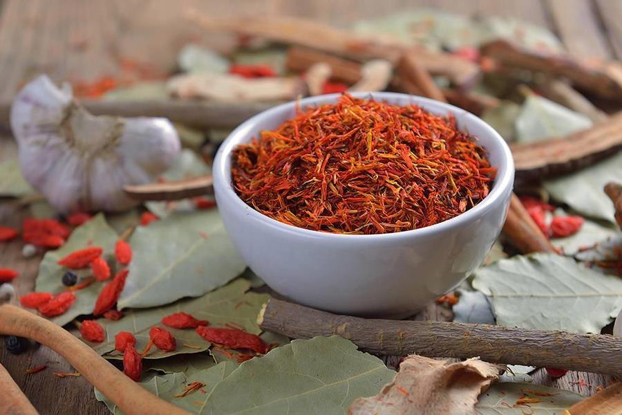 بديل الزعفران.. عشبة طبيعية برخص التراب لها مفعول خرافي سيبهرك