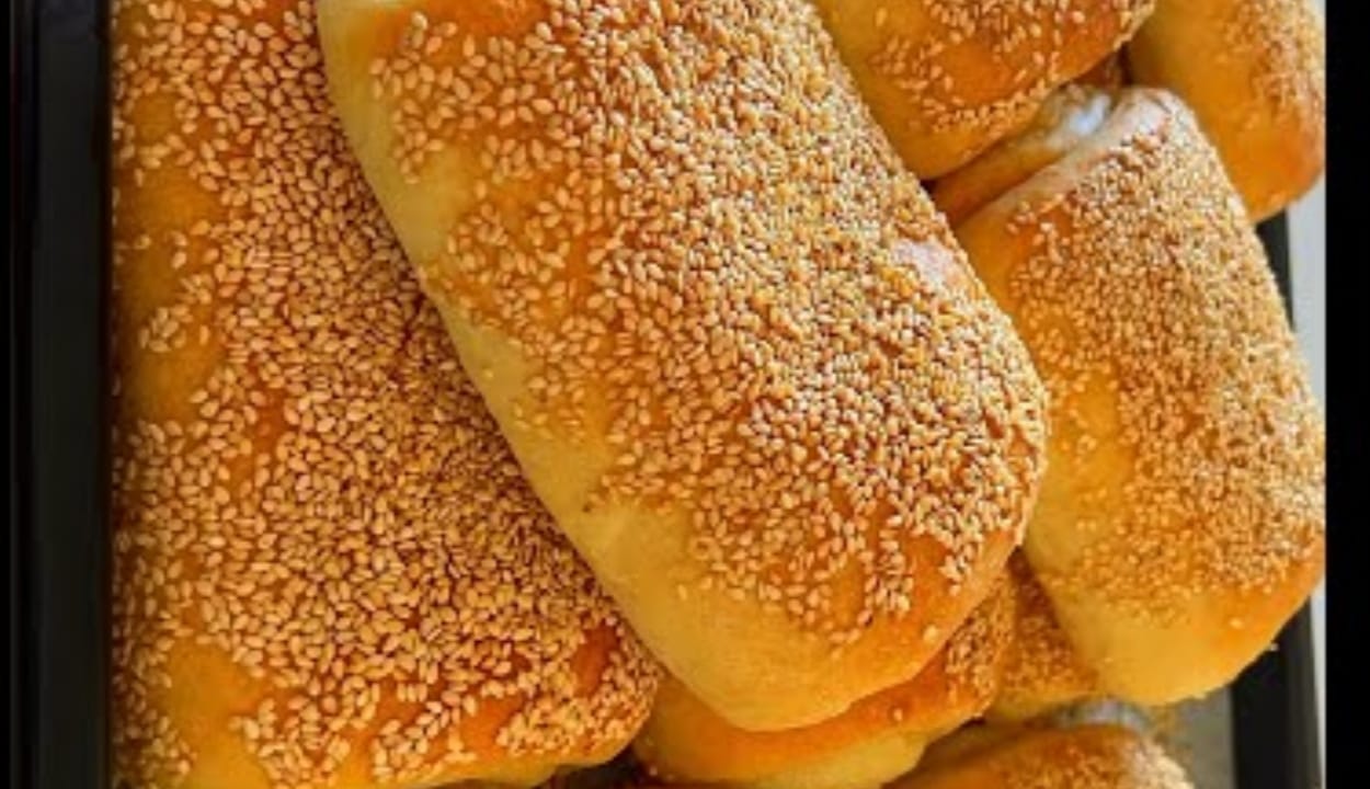 طريقة عمل فطائر السمسم هشة وقطنية بطعم رائع