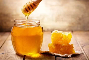 7 فوائد لشرب العسل مع الماء الدافئ والليمون في الصباح.. و6 مخاطر يجب تجنبها !!