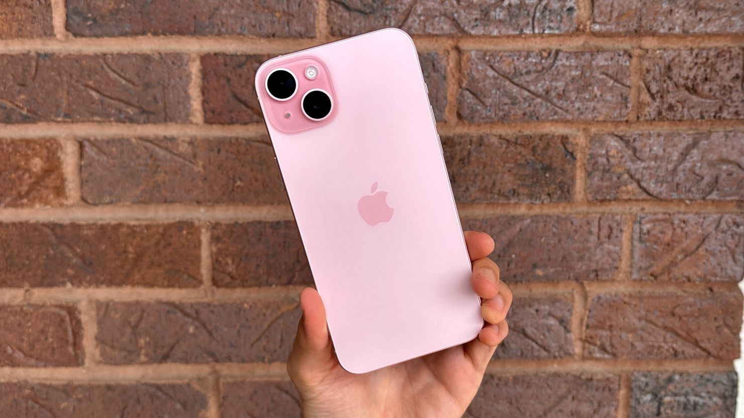 أكتشف عيوب شركة أبل لهاتف iPhone 15 Plus والمميزات وسعره داخل المملكة السعودية ومصر والإمارات