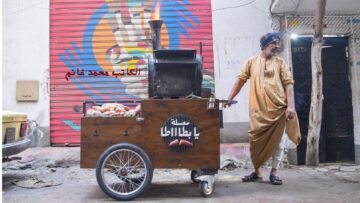 بطاطا زي بتاعت عربات الشارع .. طريقة عمل البطاطا المشوية من غير سلق ولا فرن بطعم لذيذ دايب في الفم “مذاق ولا أروع”
