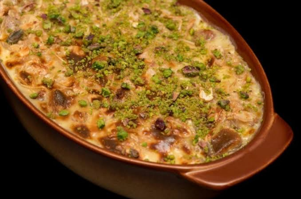 اعمليها لأهل بيتك في الحال.. طريقة عمل أم علي بالكرواسون والحليب المكثف بطعم لذيذ ومكونات اقتصادية مثل المحلات الشهيرة