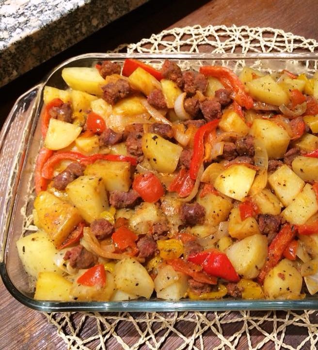 طريقة عمل صينية البطاطس بالسجق أحلى من المطاعم