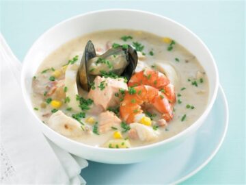 طريقة عمل شوربة السى فود في البيت زي المحلات