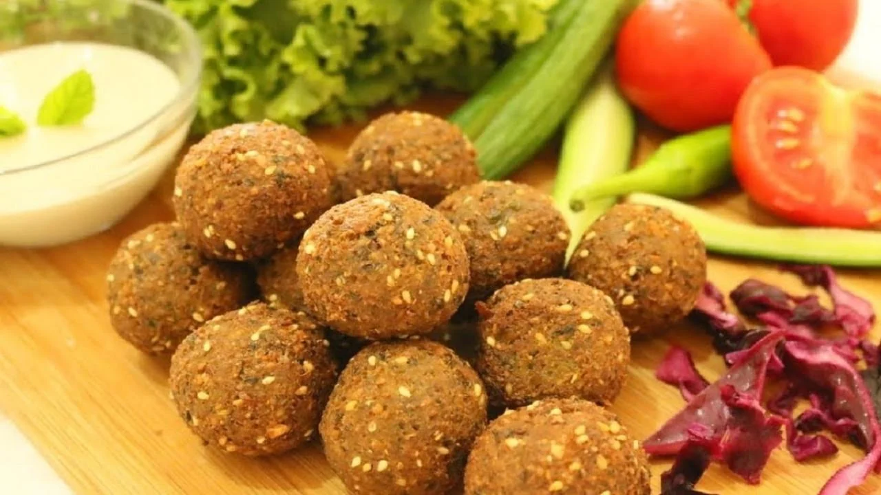 زي المطاعم والمحلات الطعمية المقرمشة جهزيها في دقائق واستمتعي بالطعم المميز 5 زي المطاعم والمحلات الطعمية المقرمشة جهزيها في دقائق واستمتعي بالطعم المميز