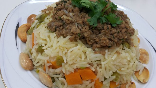 طريقة عمل أرز شرقي باللحمة المفرومة والمكسرات 5 طريقة عمل أرز شرقي باللحمة المفرومة والمكسرات