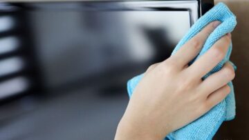 هترجع جديدة نوفي..الطريقة الصحيحة لتنظيف الشاشات المسطحة بدون أحداث اي أضرار بها