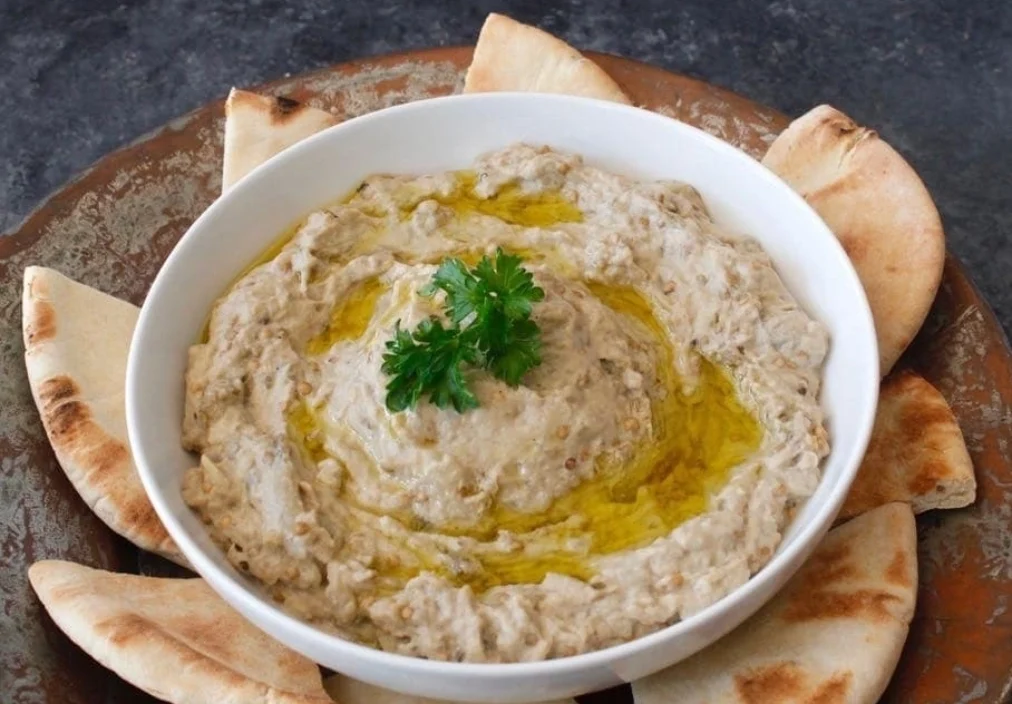 طريقة عمل بابا غنوج بالطحينة وبتتبيلة الخل والثوم وبأسرار المطاعم هيفتح نفسك على الأخر 5 طريقة عمل بابا غنوج بالطحينة وبتتبيلة الخل والثوم وبأسرار المطاعم هيفتح نفسك على الأخر
