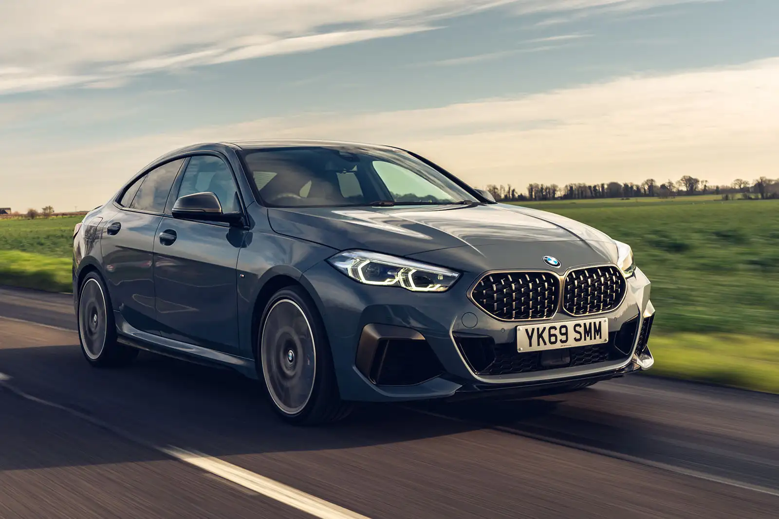 "BMW M235i" السيارة الالمانية التي تتميز بتقنية معالجة الصوت الرقمية دي إس بي 5 “BMW M235i” السيارة الالمانية التي تتميز بتقنية معالجة الصوت الرقمية دي إس بي