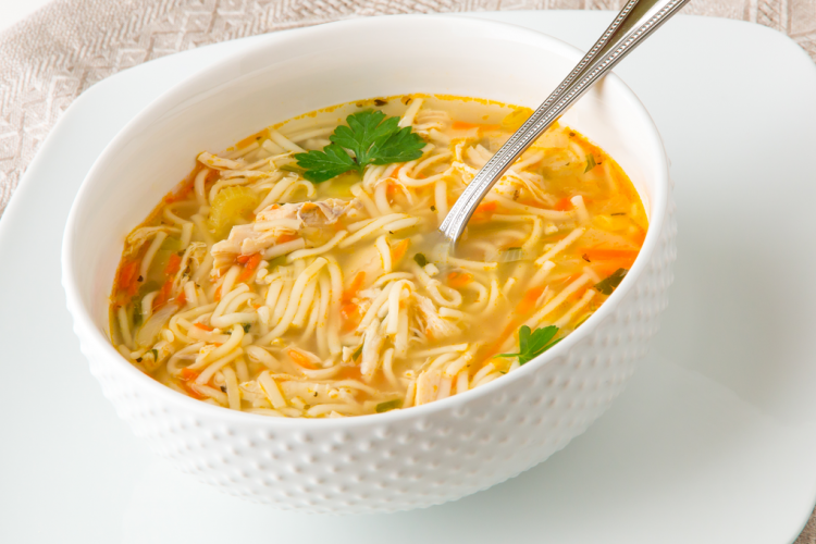 طريقة عمل شوربة الدجاج بالشعيرية وصفة سهلة وغنية بالعناصر الغذائية