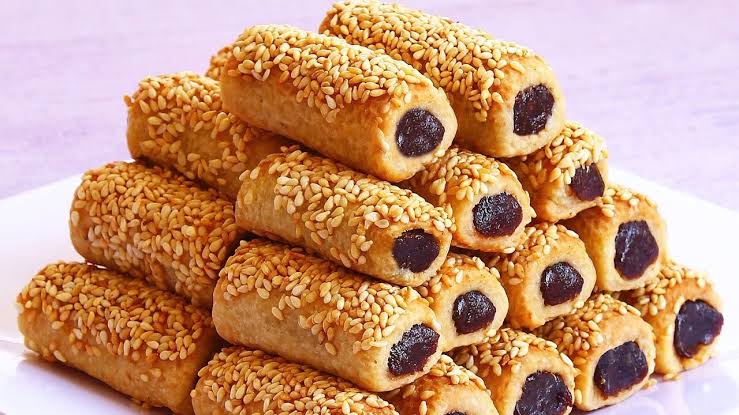 أصابع التمر بالسمسم بدون سمن ولا زبدة.. هشة وطعمها خطير بخطوات بسيطة في دقائق معدودة