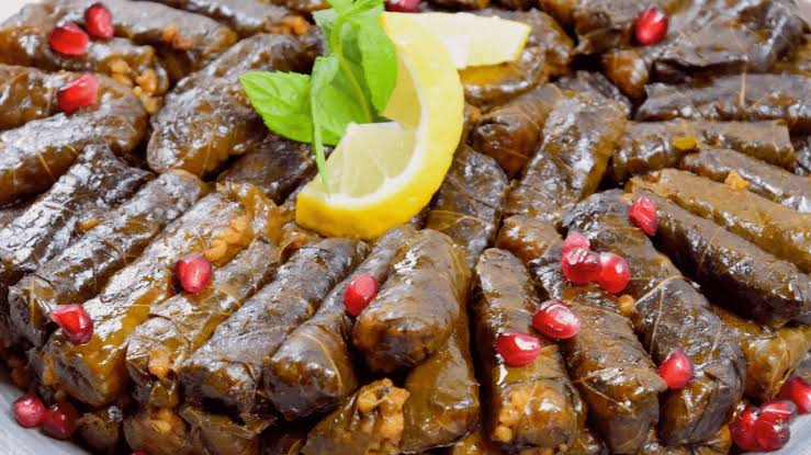 جددي في مطبخك واعملي ورق عنب يالنجي بالبرغل.. طعمه حكاية وهيعجب كل اللي يجربه!