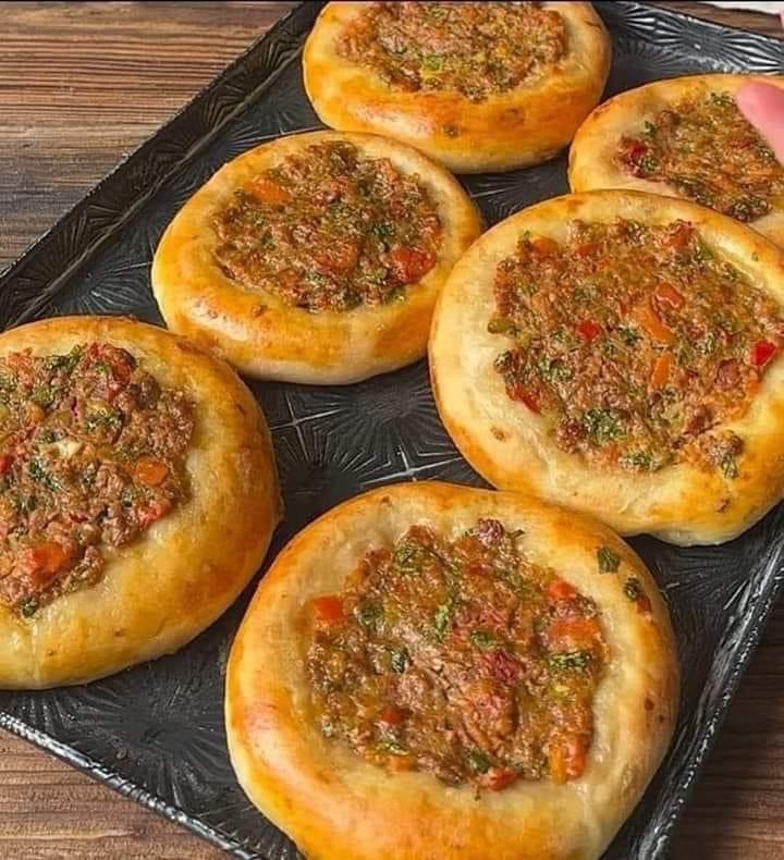 طريقة عمل خبز باللحم المفروم.. سهل ولذيذ 5 طريقة عمل خبز باللحم المفروم.. سهل ولذيذ