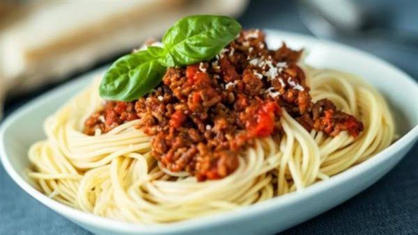 طريقة عمل المكرونة الطويلة بصوص البولونيز.. سهلة وطعمها خطير 5 طريقة عمل المكرونة الطويلة بصوص البولونيز.. سهلة وطعمها خطير