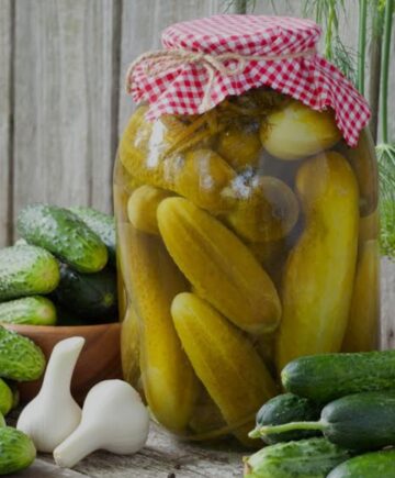 افتحي نفس جوزك وعيالك على الأكل.. تحضير الخيار المخلل في المنزل بأبسط مكونات والطعم حكاية!!
