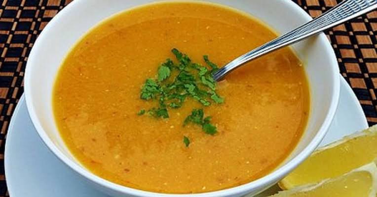 “أكلة الشتاء الجبارة “طريقة عمل شوربة العدس المصرية على أصولها.. مش هتبطلي تعمليها