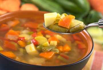 طريقة عمل شوربة الخضار الصحية في المنزل بألذ طعم