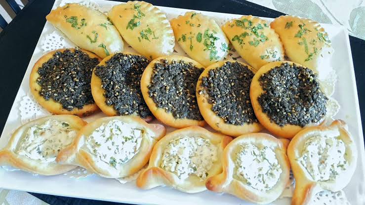 طريقة عمل فطائر الزعتر والجبنة اللذيذة.. طعم حكاية وشكل لا يوصف وفرحة لأولادك بطعمها وحلاوتها 5 طريقة عمل فطائر الزعتر والجبنة اللذيذة.. طعم حكاية وشكل لا يوصف وفرحة لأولادك بطعمها وحلاوتها
