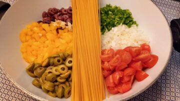 طريقة عمل المكرونة الحلة الواحدة بدون سلق بطعم لذيذ ومميز بخطوات سريعة في 10 دقائق فقط