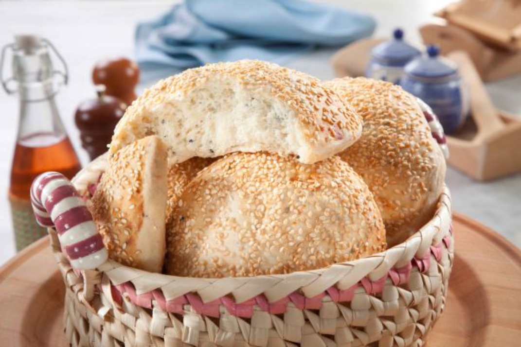 عيش الطاسة بالسمسم وحبة البركة بعجينة هشة من غير تعب ولا فرد ومط