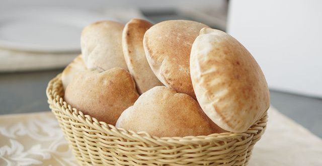 الخبز العربي بدون فرن.. طري وخفيف ومنفوخ زي الفرن.. تعرفي على السر