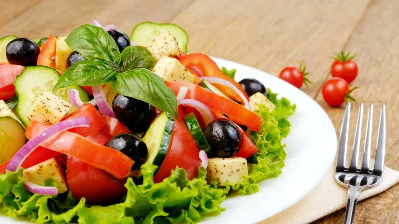 كل يوم طعم جديد.. تتبيلات مميزة للسلطة وانسي السلطة الخضراء التقليدية 5 كل يوم طعم جديد.. تتبيلات مميزة للسلطة وانسي السلطة الخضراء التقليدية