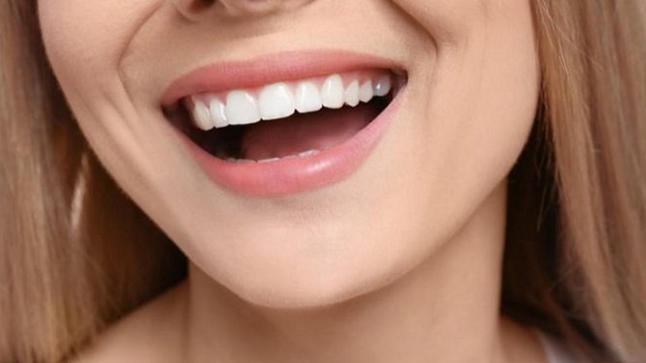 وصفات وطرق تنظيف جير الأسنان في المنزل 5 وصفات وطرق تنظيف جير الأسنان في المنزل
