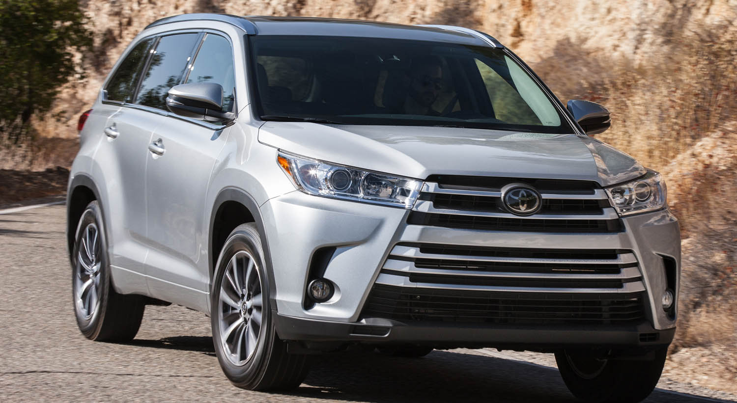 وحش الطرق الوعرة| تويوتا هايلاندر Toyota Highlander 2024 بتصميم فخم وتقنيات متطورة 9 وحش الطرق الوعرة| تويوتا هايلاندر Toyota Highlander 2024 بتصميم فخم وتقنيات متطورة