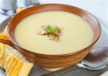 شوربة البصل بالكريمة.. طبق فرنسي كلاسيكي غني ودسم ومذاقه لا يقاوم