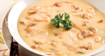 شوربة الفطر بالكريمة.. طعم غني ورائحة مميزة هتخليكي تعشقيها في ليالي الشتاء الباردة