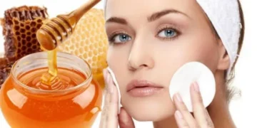 “لوجه مشرق” طريقة استخدام العسل للوجه.. وكم مرة يستعمل لظهور النتائج