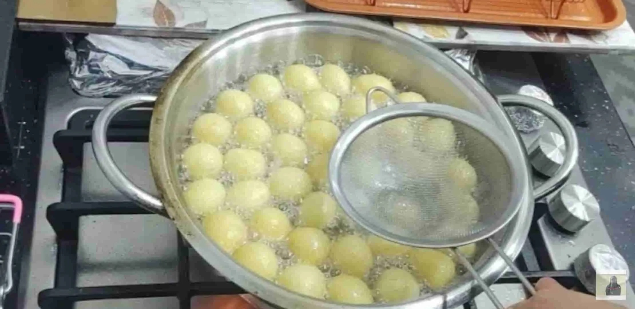 طريقة عمل لقمة القاضي (الزلابية) في البيت وسر القرمشة