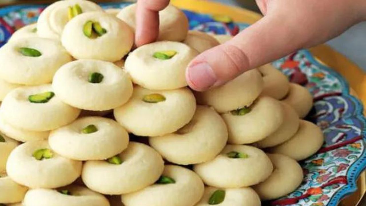 حلوياتك مش مشققة وطرية زي الملبن.. طريقة عمل الغريبة الناعمة بـ 3 مكونات بس في البيت 5 حلوياتك مش مشققة وطرية زي الملبن.. طريقة عمل الغريبة الناعمة بـ 3 مكونات بس في البيت