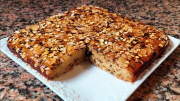 “لذيذة وخفيفة وغنية بالعناصر الغذائية” طريقة عمل كيكة الشوفان الصحي بمكونات سهلة وبسيطة