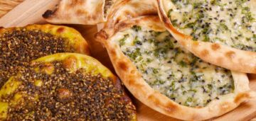 الفطائر السورية بالجبنة والزعتر.. لعشاء سريع اعمليها دلوقتي في دقايق واستمتعي بطعم رائع طرية وهشة زي القطن