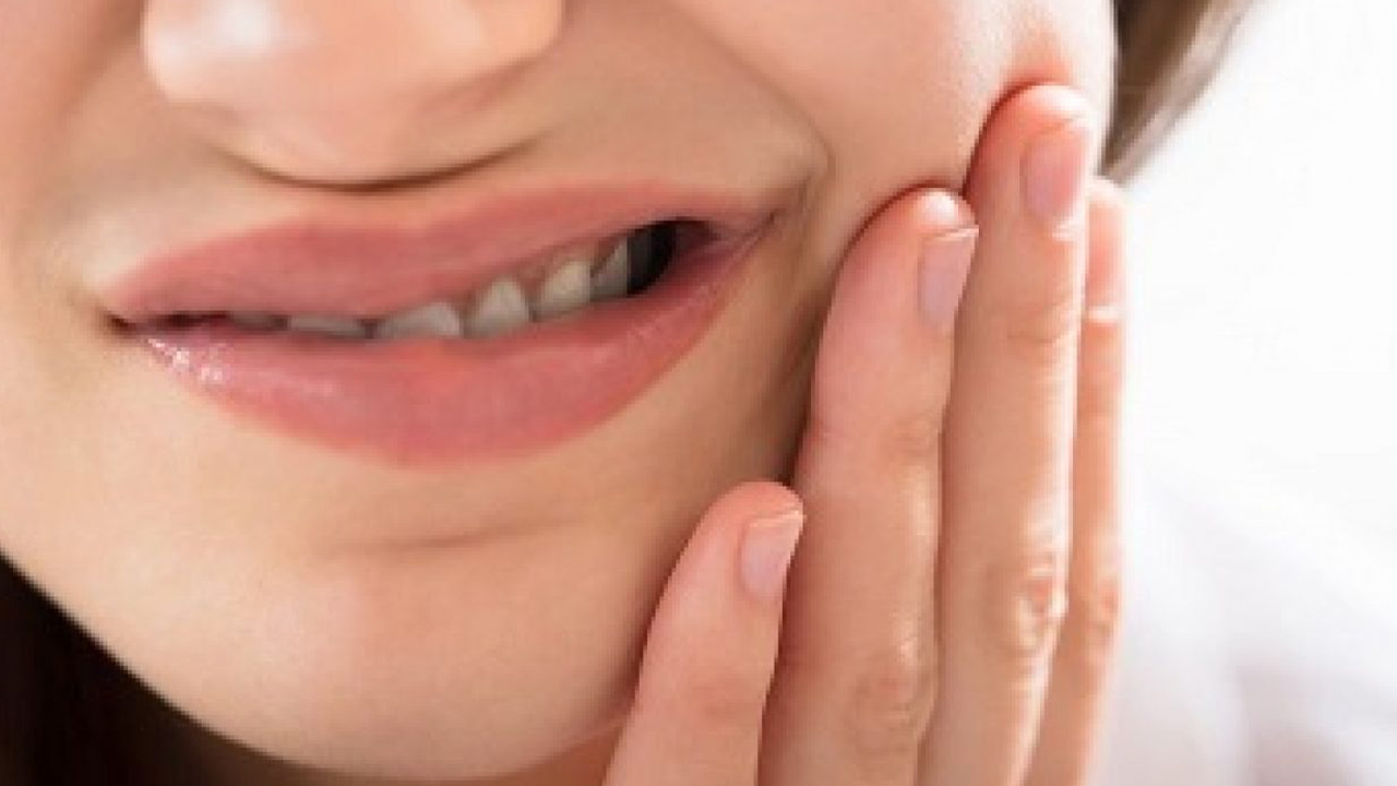 علاجات منزلية للتخلص من قرح الفم المؤلمة 5 علاجات منزلية للتخلص من قرح الفم المؤلمة