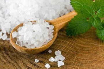 يعالج اضطرابات الجهاز الهضمي .. تعرف على فوائد استخدام الملح الخشن