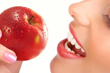 هذا ما يحدث للجسم عند تناول واحدة من التفاح الأحمر يومياً وفوائده للحامل