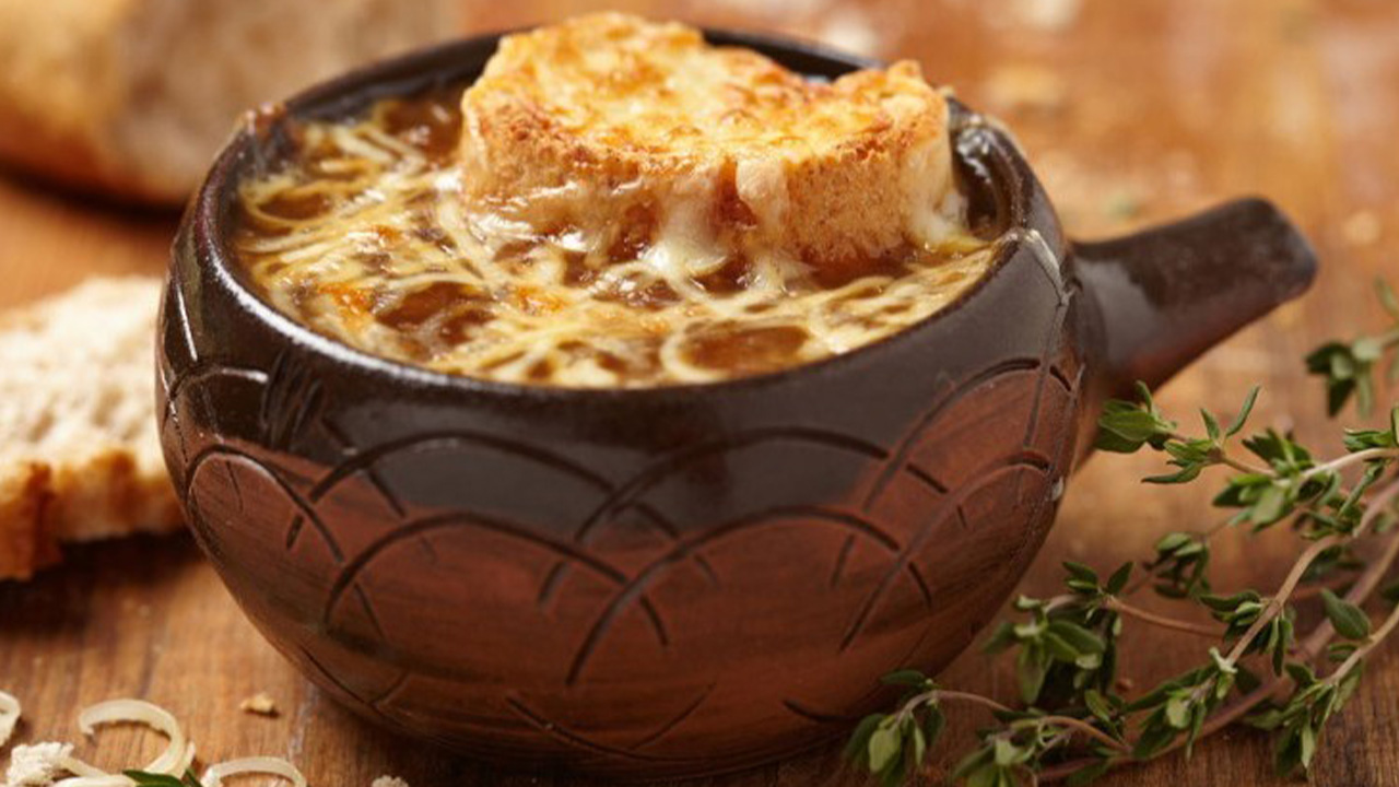 ماذا يحدث للجسم عند تناول شوربة البصل في الشتاء