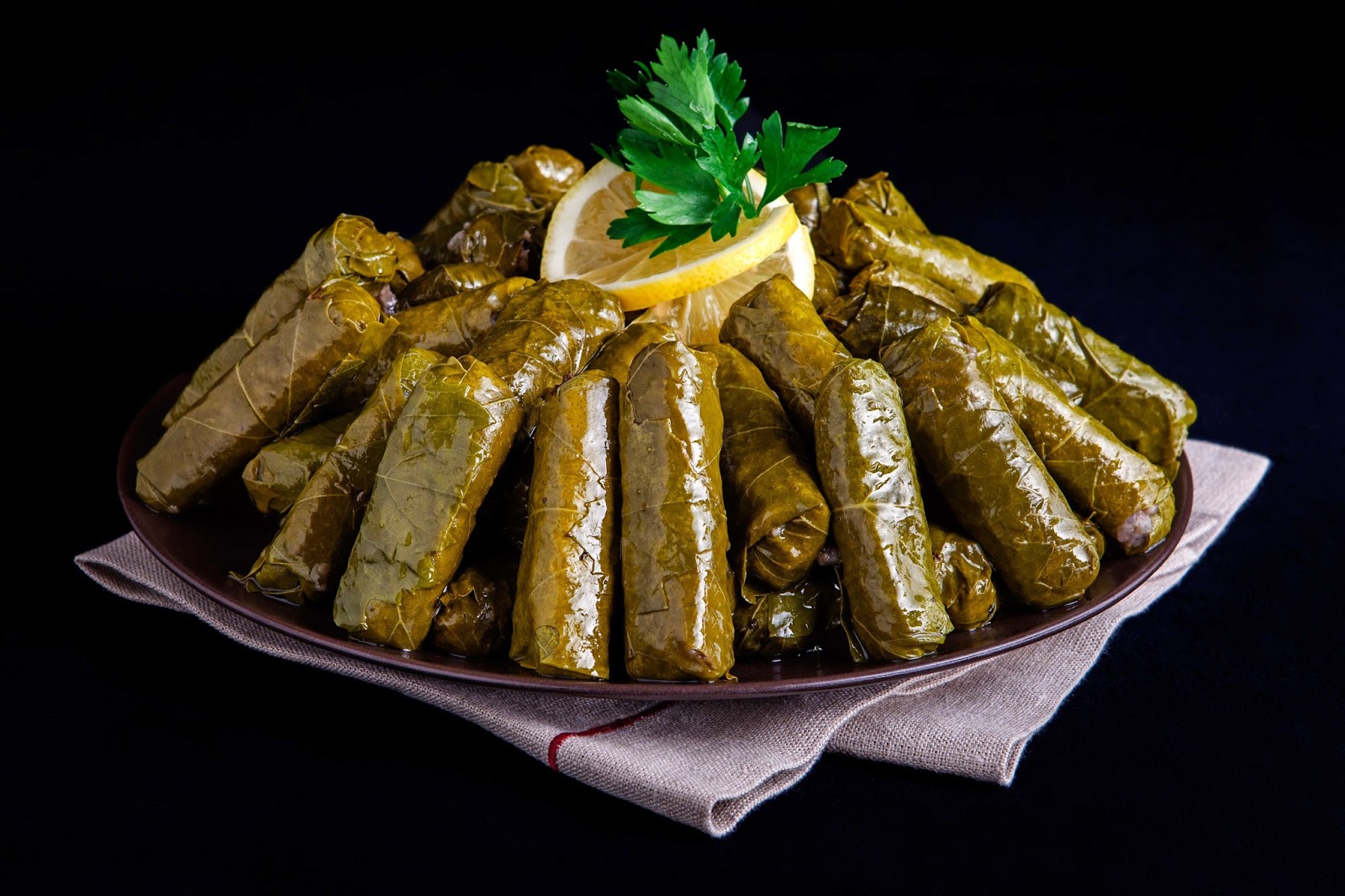 طريقة عمل محشي ورق العنب بدبس الرومان 5 طريقة عمل محشي ورق العنب بدبس الرومان