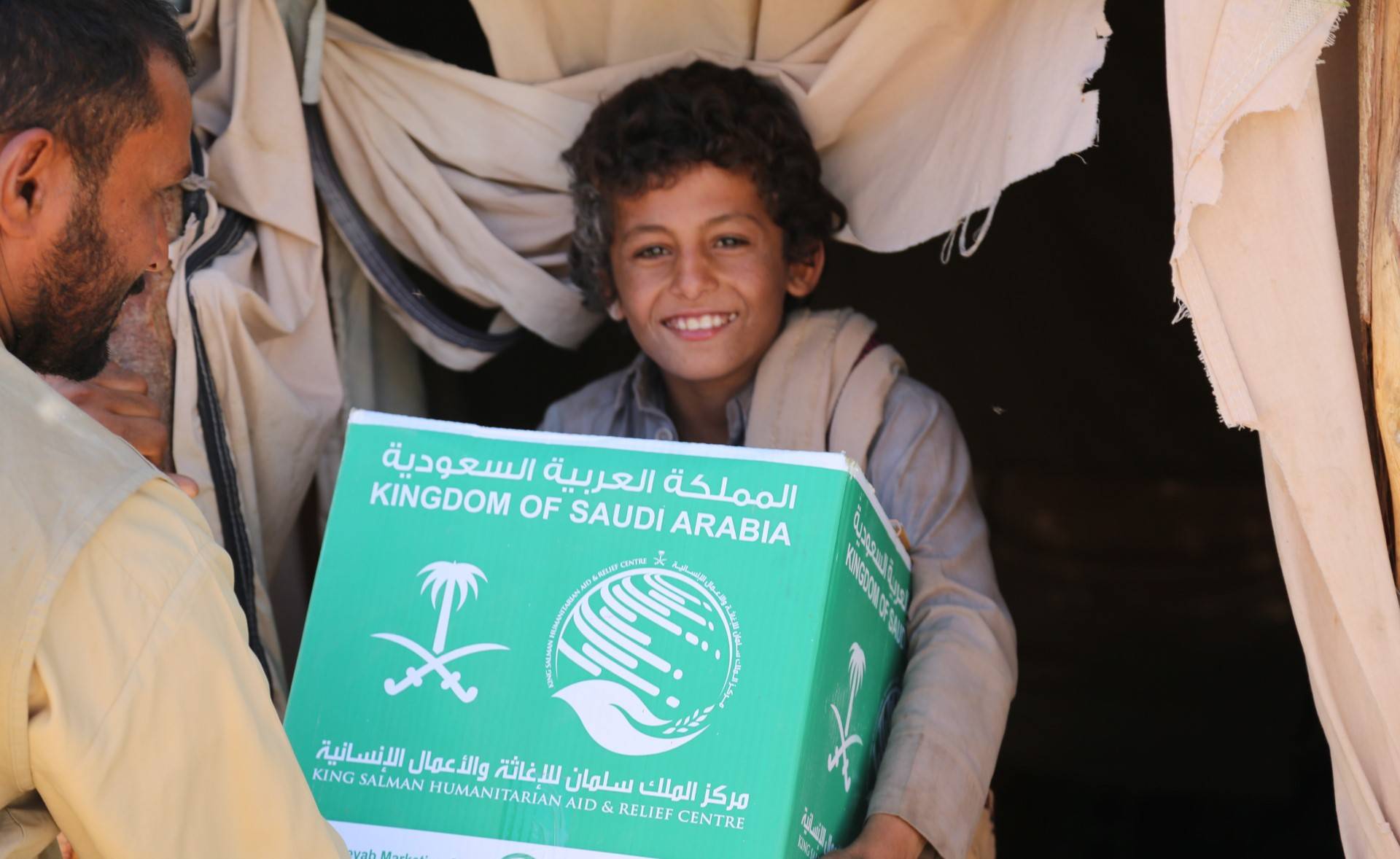 مركز الملك سلمان للإغاثة: توزيع 6 آلاف كرتون تمر في الغيضة بالمهرة اليمنية 5 مركز الملك سلمان للإغاثة: توزيع 6 آلاف كرتون تمر في الغيضة بالمهرة اليمنية