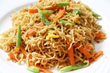 طعمها أحسن من الإندومي .. طريقة عمل نودلز الخضار في المنزل زي المطاعم